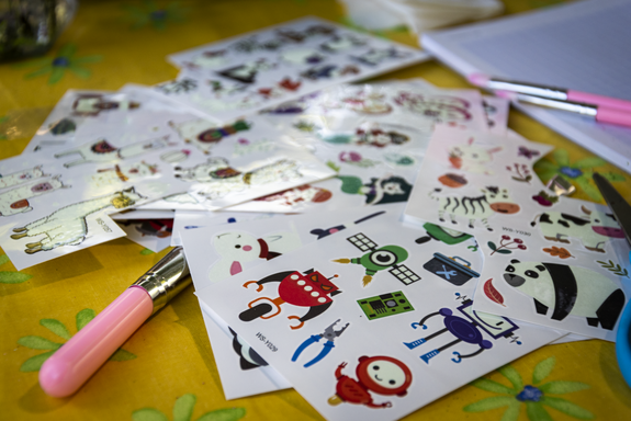 Bei der Schreberjugend Dortmund gab es Glitzertattoos. (Foto: Alix von Schirp / BootMedia Media Production) 20230603_AlixVSchirp_Jugendring-Sommerfest-2023-6