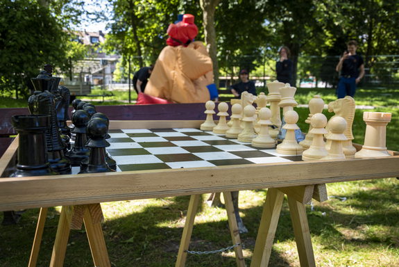 SJD-Die Falken Dortmund hatten ihr großes Schach dabei. (Foto: Alix von Schirp / BootMedia Media Production) 20230603_AlixVSchirp_Jugendring-Sommerfest-2023-7