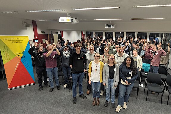 Der neue Vorstand: 1.Reihe: Sophie Niehaus, Jenny Kolbus und Selin Arslandemir, 2. Reihe: David Wiegmann, Andreas Voß, Joran Bauer und Ralf von Gratowski. Dahinter die Delegierten der Jugendverbände. (Foto: Jugendring Dortmund) Wahlvollversammlung_JugendringDO_01