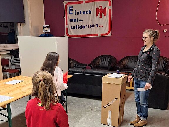 Bei den Falken in Scharnhorst wurde auch wieder gewählt. (Foto: Falken) Stimmabgabe_bei_den_Falken