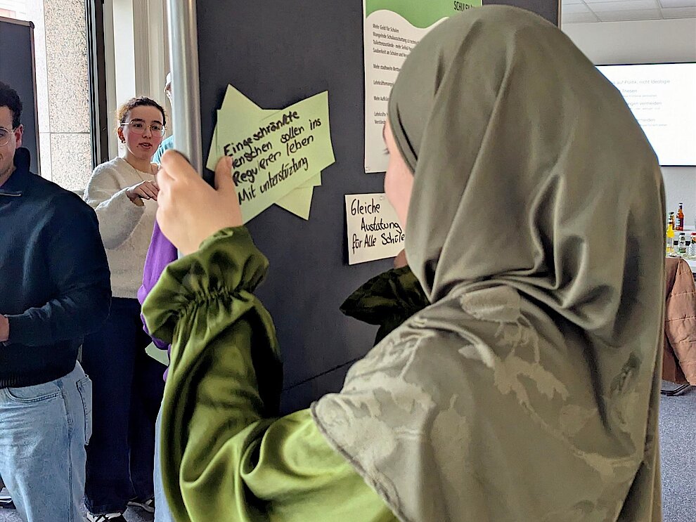 Aus den Themen junger Menschen wurden von einer Jugendredaktion Thesen für die Entscheidungshilfe entwickelt (Foto: Jugendring Dortmund) thesenentwicklungwahlbuddy