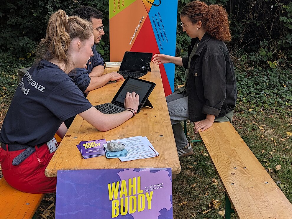 Zum Einsatz kommt der Wahl Buddy bereits bei vielen Jugendverbänden und in Jugendeinrichtungen. Hier beim Sommerfest der Falken. (Foto: Jugendring Dortmund) wahlbuddyimeinsatz