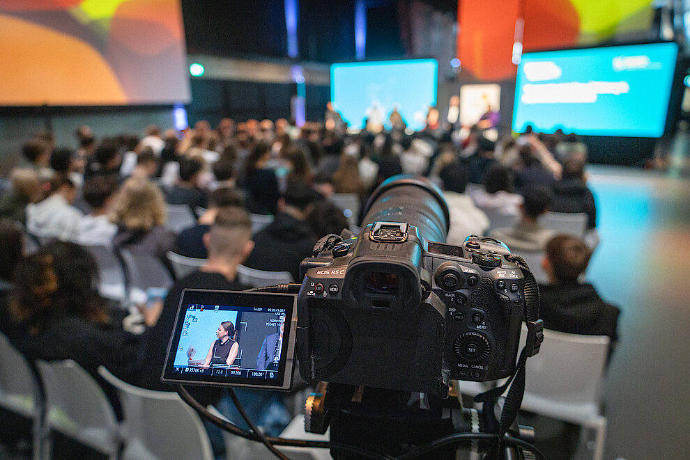 Die Veranstaltung wurde an mehrere Schulen im ganzen Stadtgebiet live gestreamt, so dass mehrere Hundert Schüler*innen der Diskussion folgen konnten. (Foto: Karsten Wickern) Podium_Jugendring-82