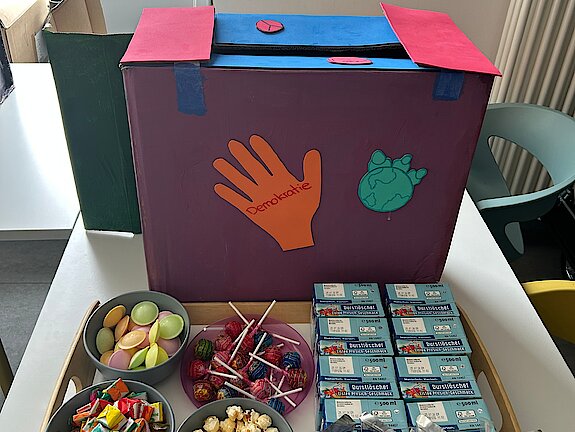 In vielen Wahllokalen werden Wahlurnen gebastelt, um sich den Wahlen kreativ anzunähern und darüber ins Gespräch zu kommen. (Foto: KJT Bövinghausen) Wahlurne_Bövinghausen