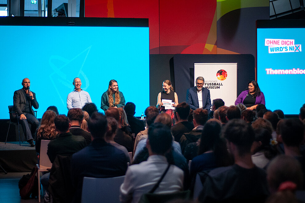 Auf dem Podium diskutierten (von links): Alexander Kalouti (CDU), Michael Kauch (FDP),  Katrin Lögering (Bündnis 90/Die Grünen), Alexander Kalouti (CDU), Moderatorin Louisa von Essen, Thomas Westphal (SPD) und Fatma Karacakurtoğlu (Die Linke). (Foto: Nico Koltermann) Nico_Koltermann_09-09-2025_Podiumsdiskussion_JR_Kommunalwahl-16