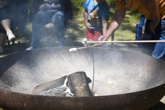 Marshmallows rösten am Lagerfeuer des Rings deutscher Pfadfinder*innenverbände. (Foto: Alix von Schirp / BootMedia Media Production) 20230603_AlixVSchirp_Jugendring-Sommerfest-2023-17