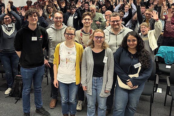 Der neue Vorstand: 1.Reihe: Sophie Niehaus, Jenny Kolbus und Selin Arslandemir, 2. Reihe: David Wiegmann, Andreas Voß, Joran Bauer und Ralf von Gratowski. (Foto: Jugendring Dortmund) Wahlvollversammlung_JugendringDO_02